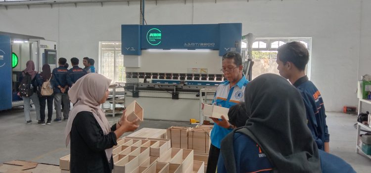 Kunjungan Mahasiswa TI di PT. Solo Abadi Surakarta